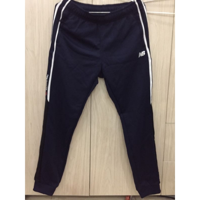Quần jogger New Balance xuất dư màu xanh, túi khóa kéo.