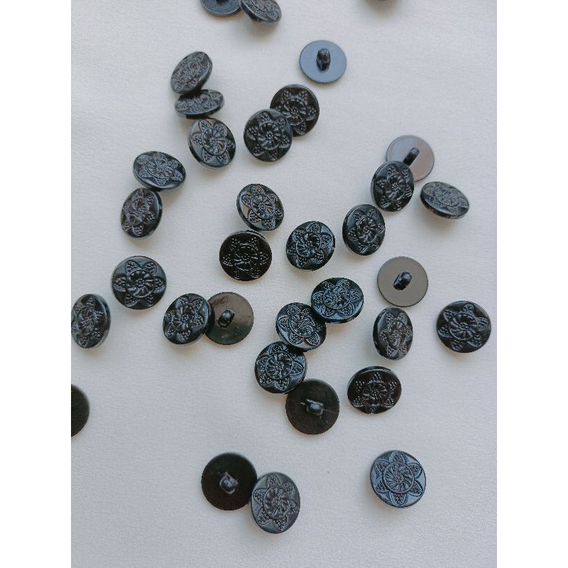 GÓI 20 NÚT ÁO KHẮC HOA ĐEN SIZE 1.8cm