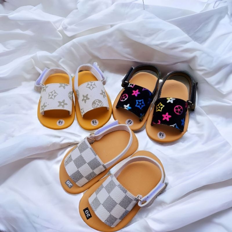 Dép lê có quai sau cho bé gái quai to họa tiết hoa nhiều màu chất da mềm êm chân