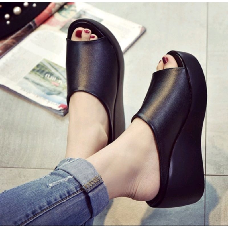 Dép đế xuồng quai da