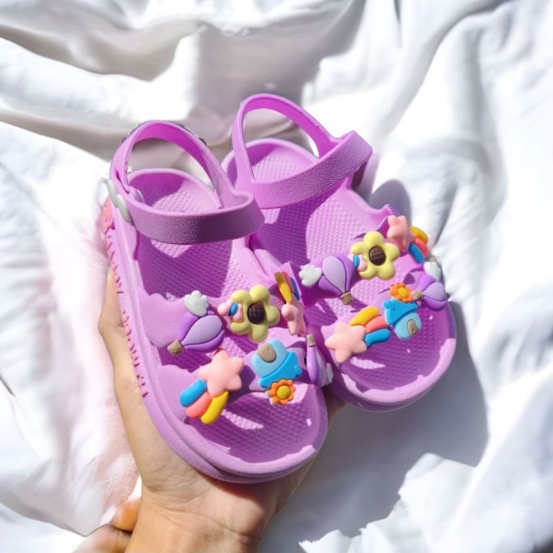 Giày nút cài chất liệu cao su siêu mềm cho bé gái đính kèm nhiều hình công chúa, ngựa cute