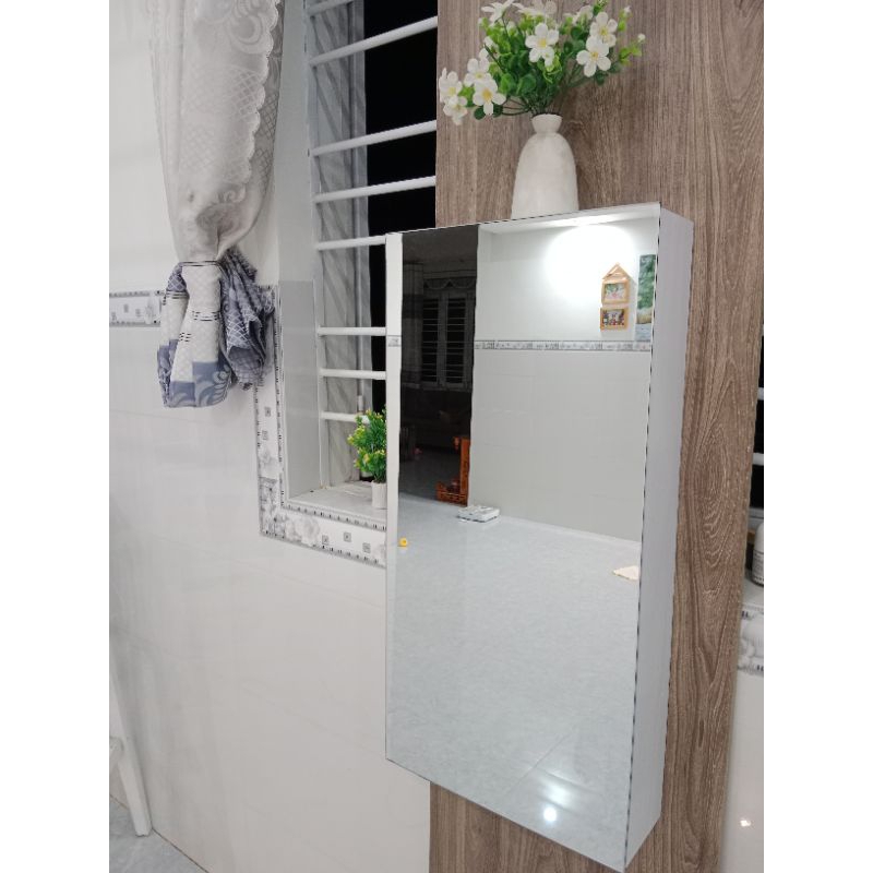 Kệ treo tường kèm gương thông minh