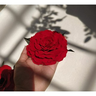 Hoa cài áo handmade Joli màu đỏ.