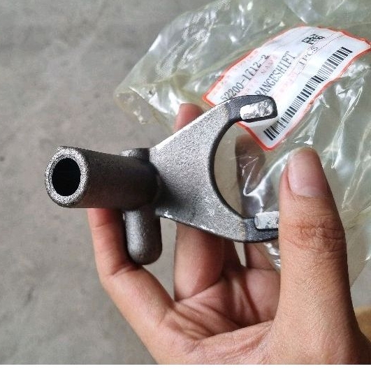 (52200-17123/ 5T057-1712) Càng cua ngắn hộp số máy gặt dc70