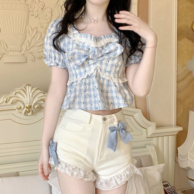 Áo croptop kiểu kẻ caro xanh và quần đùi trắng đính nơ điệu đà