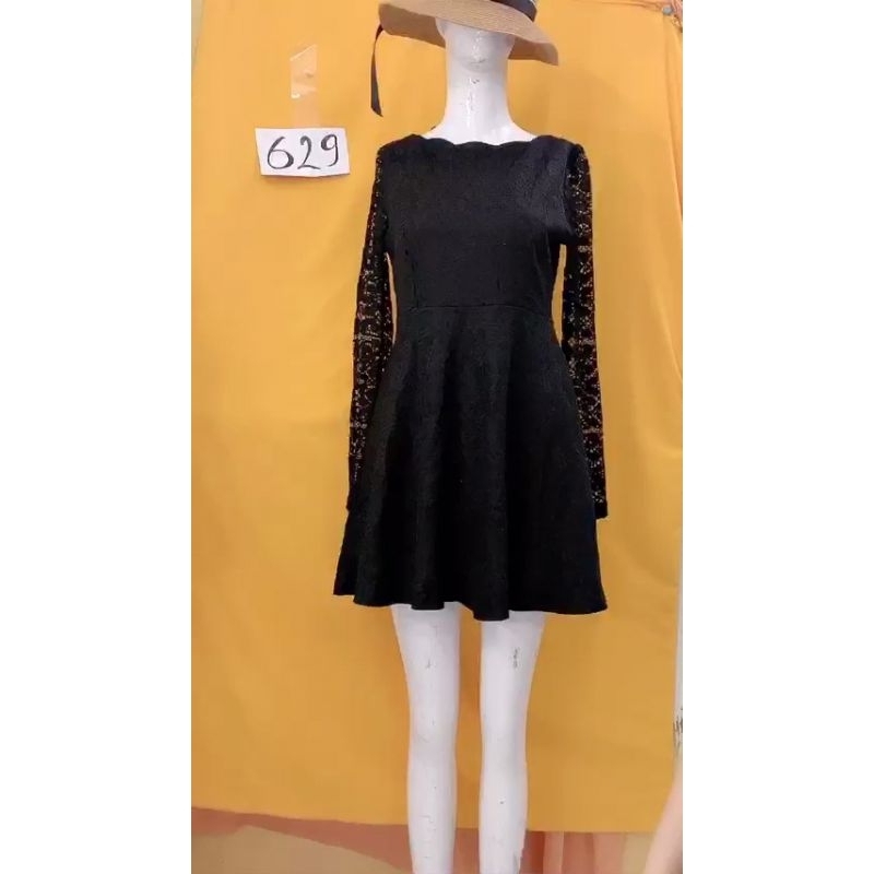 đầm sơmi đen họa tiết nổi phối tay ren. S629