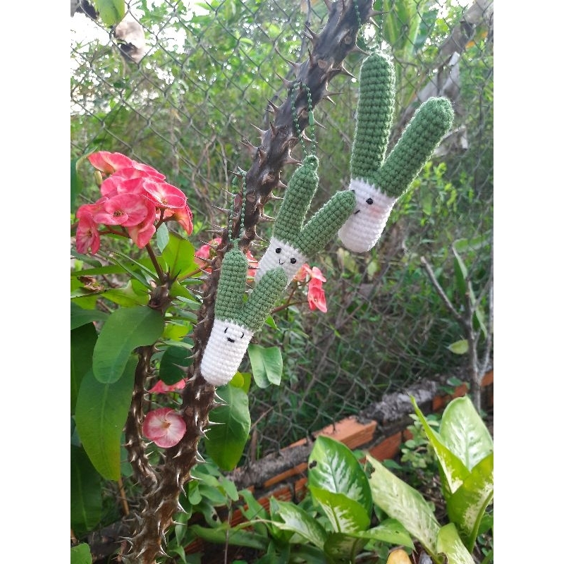 Móc khóa cây hành làm bằng len