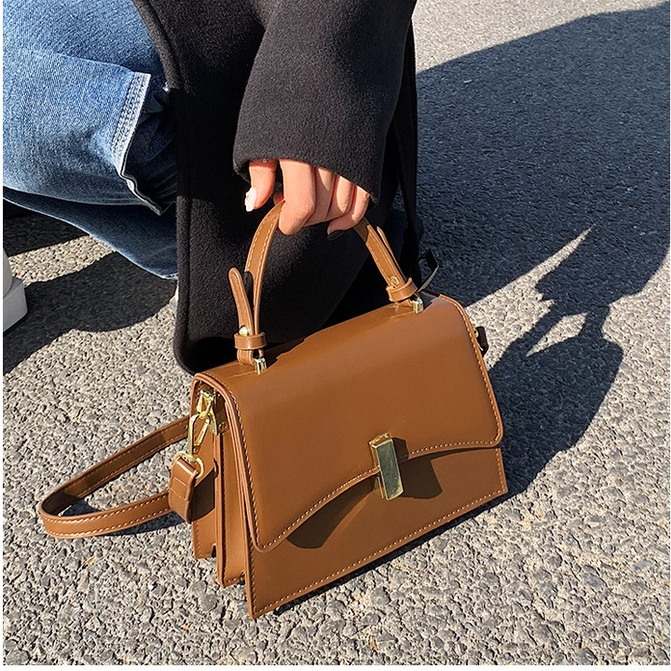 Túi xách nữ da trơn phong cách châu Âu, Túi đeo chéo túi cầm tay khóa kim loại sang trọng cá tính_ARS079