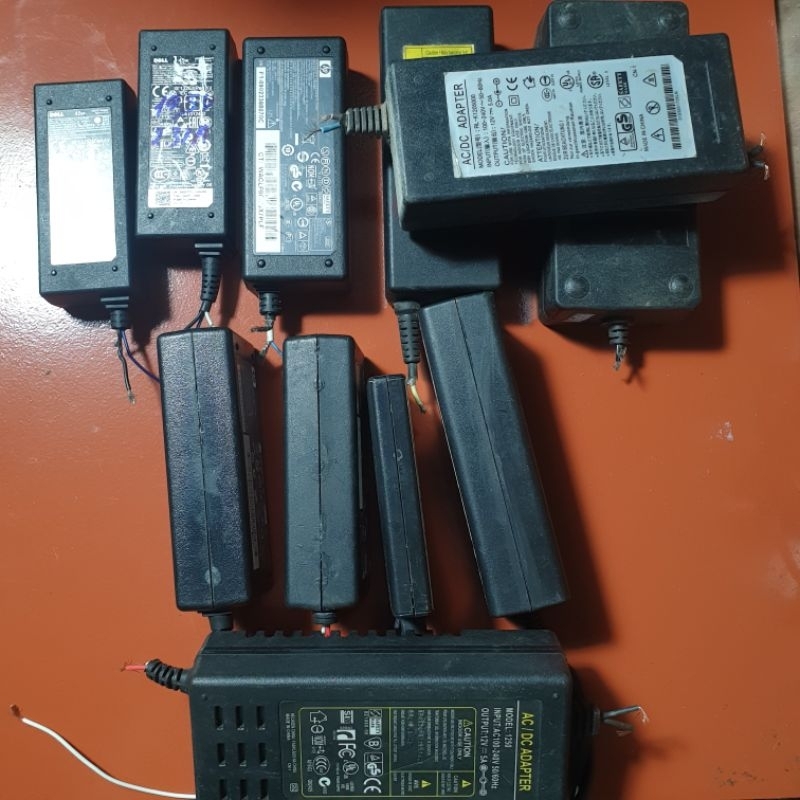 Nguồn adapter và sạc laptop cũ .hoạt động bình thường