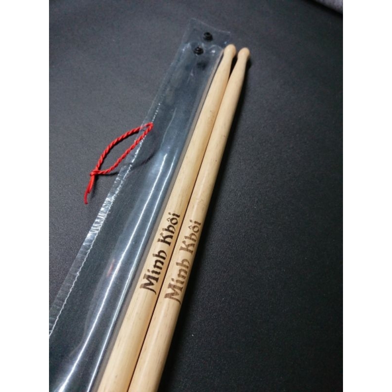 Dùi trống khắc theo yêu cầu khắc theo mẫu tên Minh Khôi