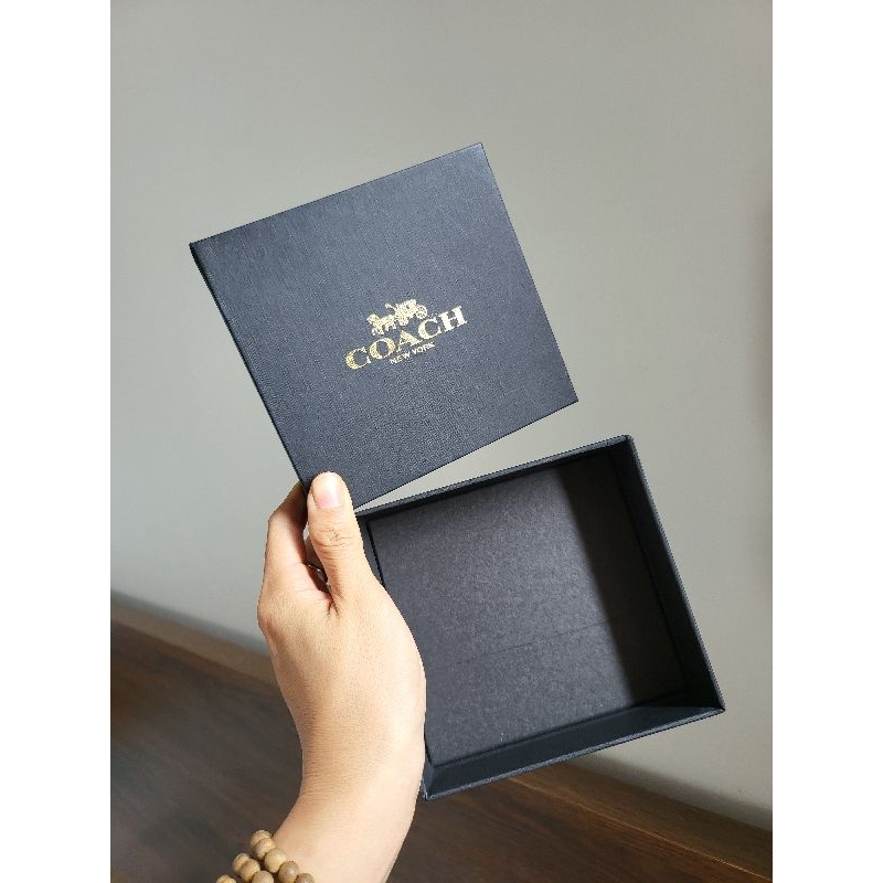 Hộp Coach đựng ví bóp chính hãng màu đen logo mạ gold