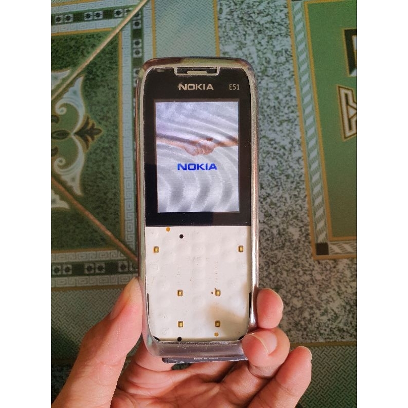 Xác điện thoại Nokia E51 lên màn đẹp