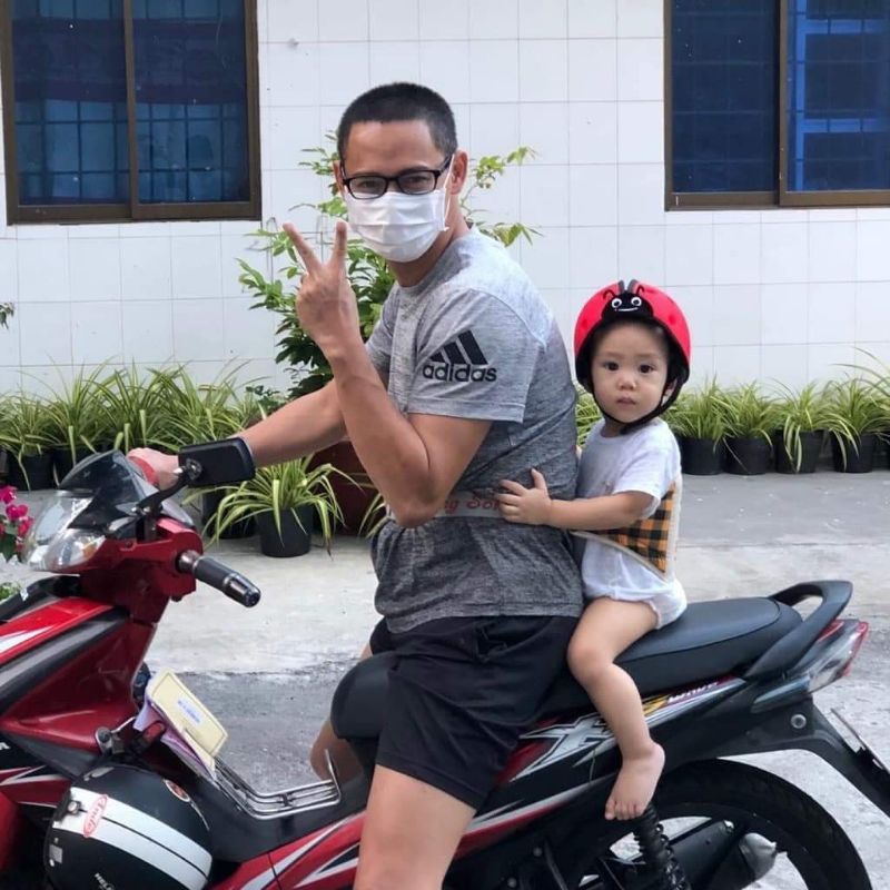 Đai đi xe máy an toàn cho bé