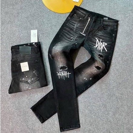 Quần jean nam rách bụi thêu logo kết hợp khóa kéo giả tạo nên phong cách mới hot trend