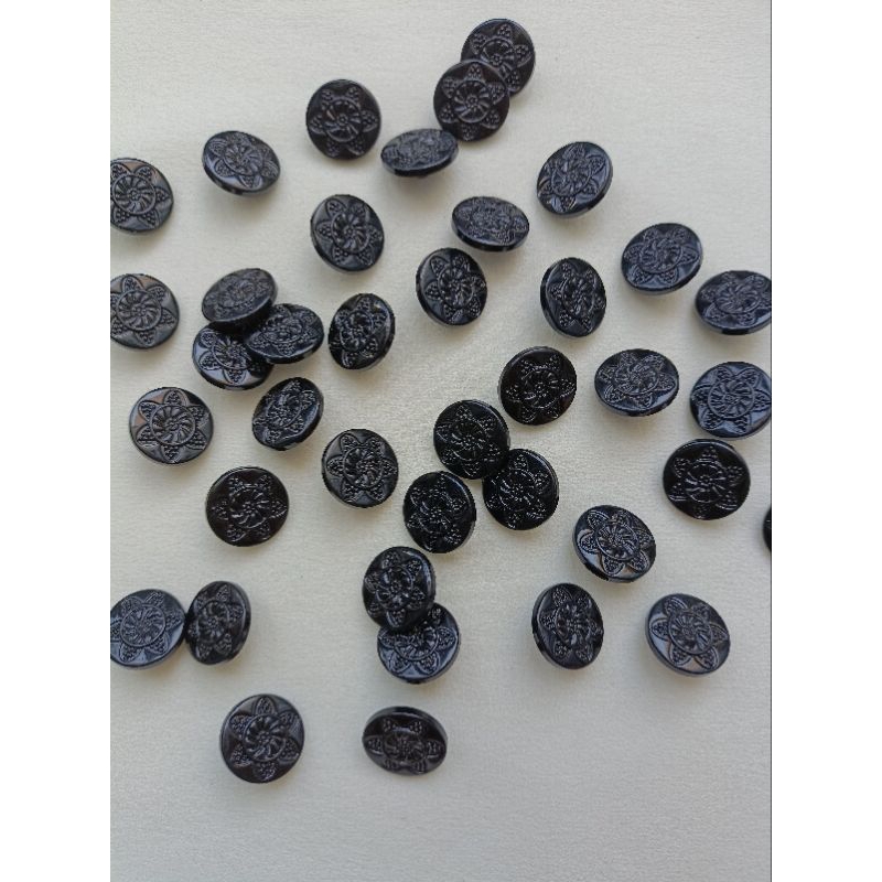 GÓI 20 NÚT ÁO KHẮC HOA ĐEN SIZE 1.8cm