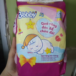 Bịch quà tặng tã bobby (2 tã dán sơ sinh + 2 tã dán size s + 2 tã quần size s)