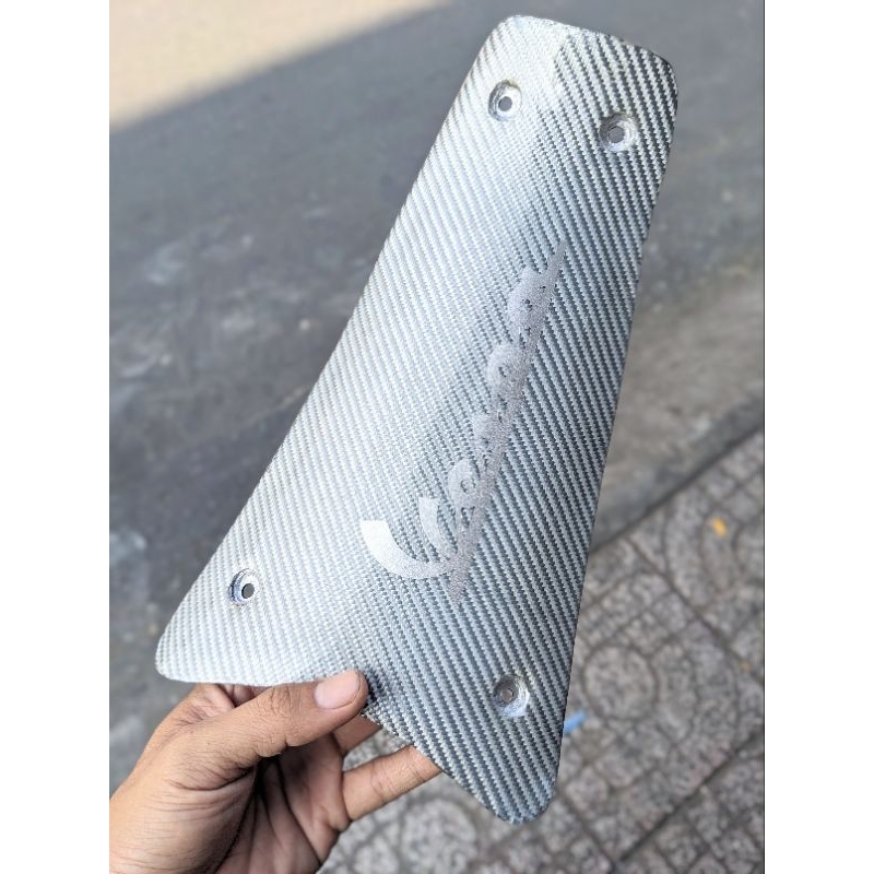 Che ắc quy carbon fiber đúc nguyên khối Vespa Sprint
