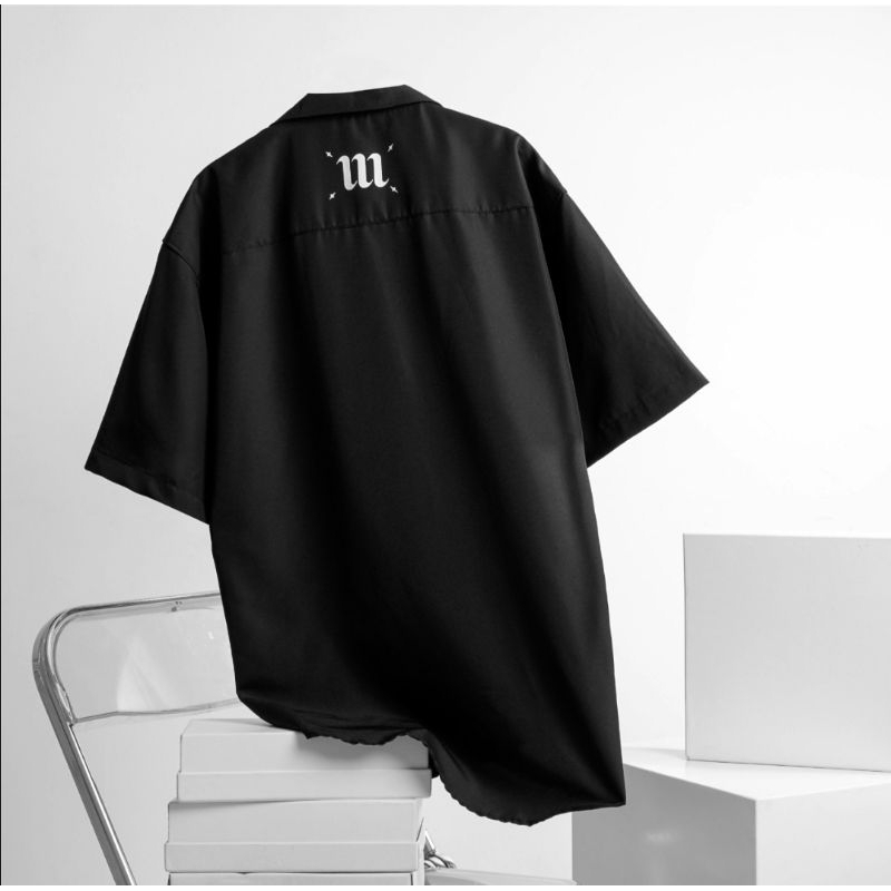Áo sơ mi MYMO GOTHIC White - Black kiểu dáng và phong cách trẻ trung.