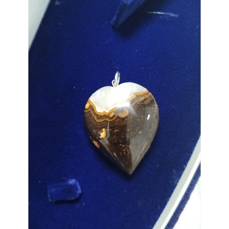 Mặt đá chalcedony.