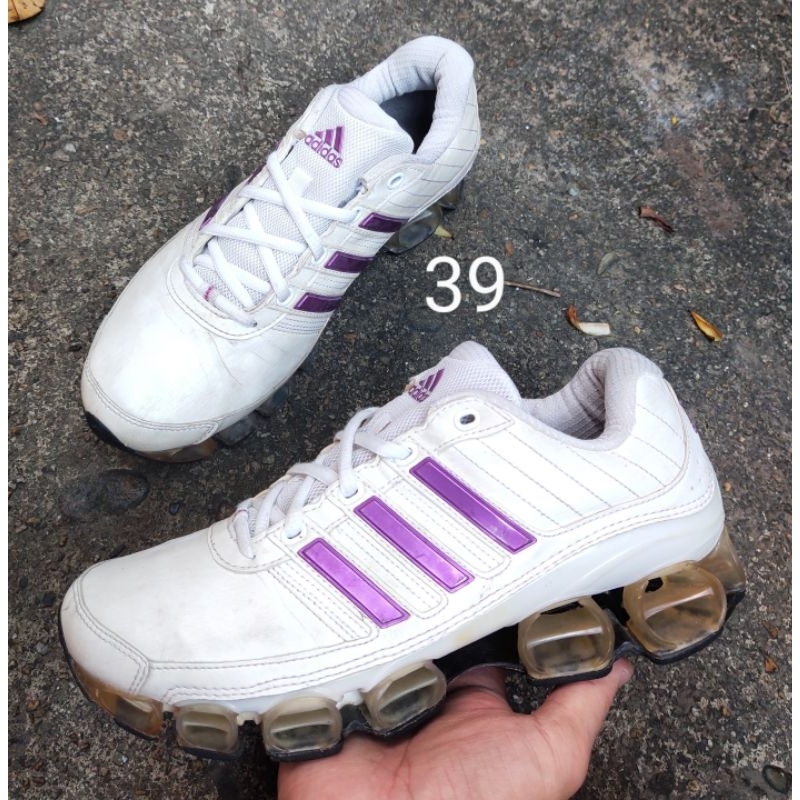 Giày thể thao adidassss size 39, hàng chính hãng, cond cao.