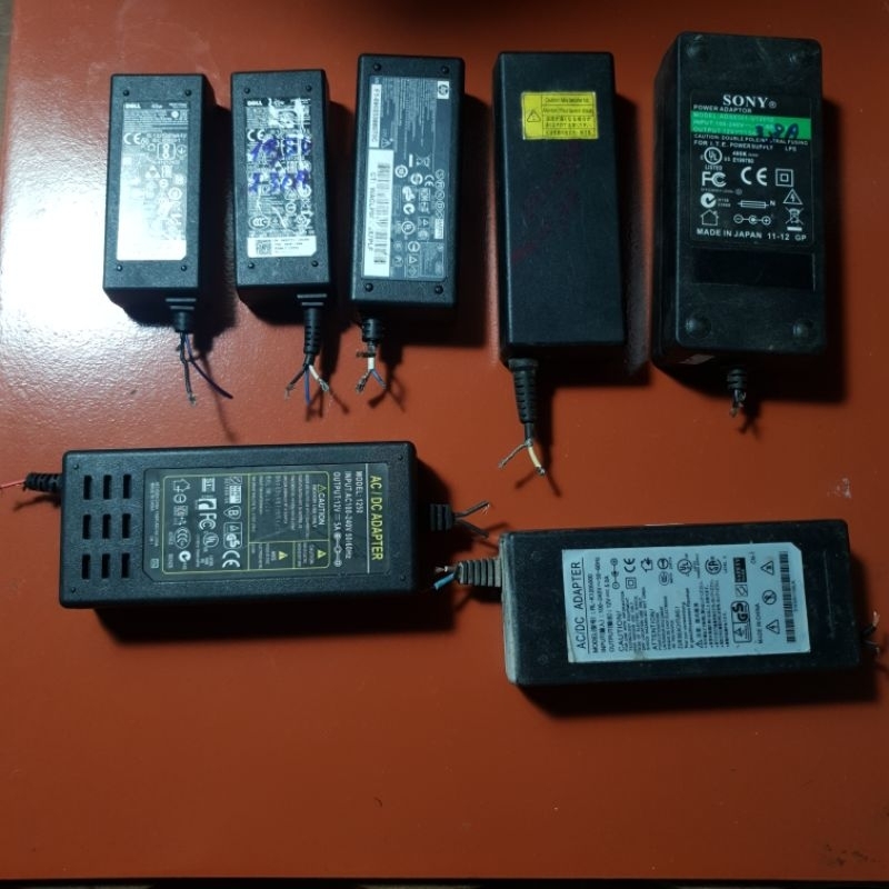 Nguồn adapter và sạc laptop cũ .hoạt động bình thường