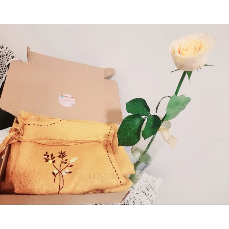 Alyse dr. là đầm thiết kế dáng A thêu tay cách điệu
