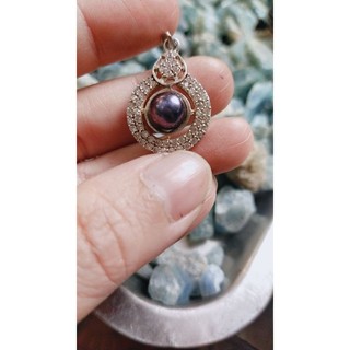 Mặt dây chuyền đính ngọc trai.