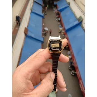 Đồng hồ nữ casio mặt đen viền vàng.