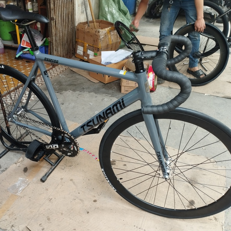 Xe đạp Fixed Gear Tsunami SNM100 màu Ghi Xám không lắp phanh