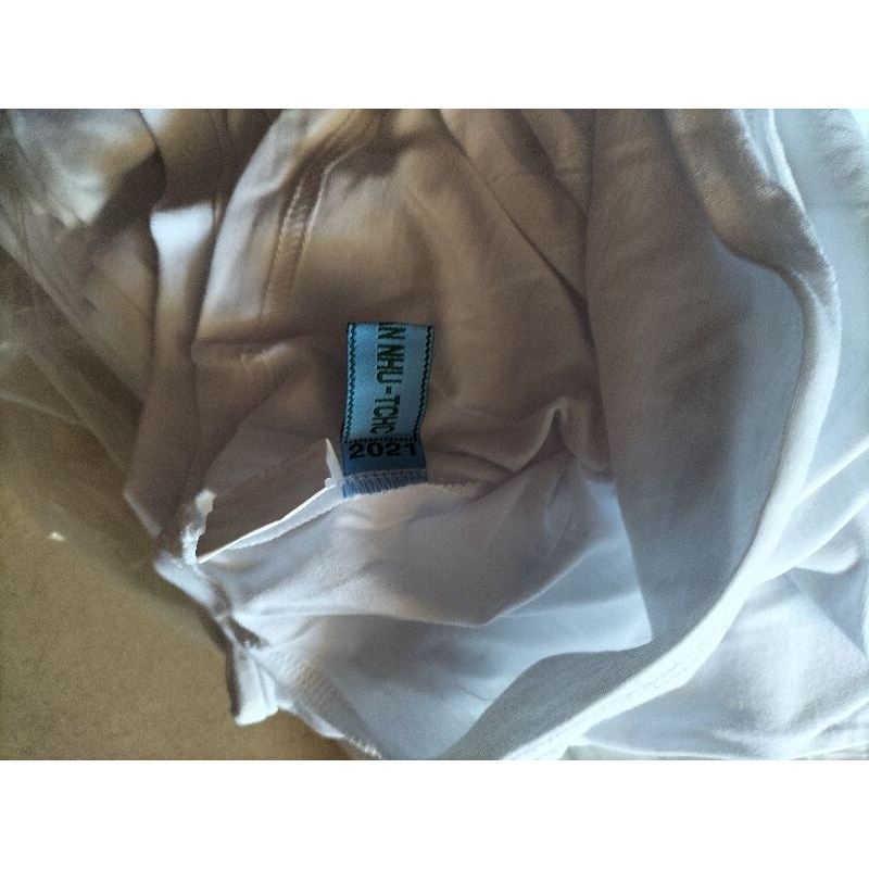 Áo lót trắng cổ tim