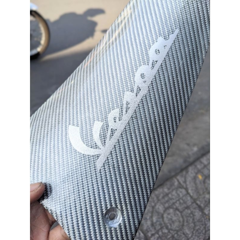 Che ắc quy carbon fiber đúc nguyên khối Vespa Sprint