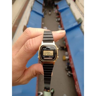 Đồng hồ nữ casio mặt đen viền vàng.