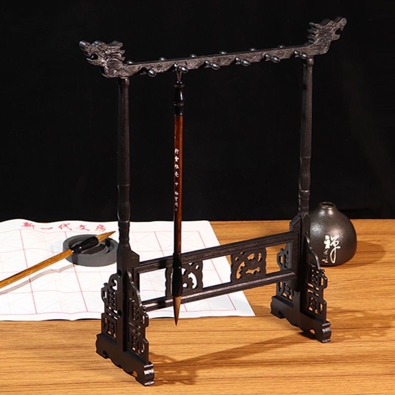 Giá treo bút lông 12 móc treo, giúp bảo quản bút lông tốt.