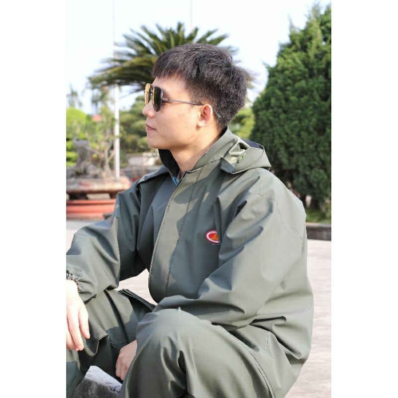 Bộ áo mưa nặng 1.55kg casu polyme ép nhiệt đúc xanh rêu đảm bảo không bao giờ bị ngâm nước vào trong FREESIZE