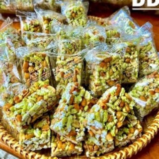 Combo 10 bịch cốm nếp lá dứa đậu phộng ( 10 bịch x 500g)