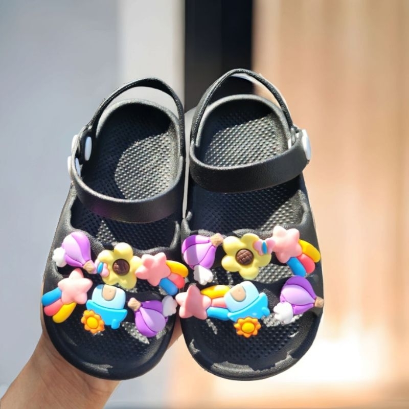 Giày nút cài chất liệu cao su siêu mềm cho bé gái đính kèm nhiều hình công chúa, ngựa cute