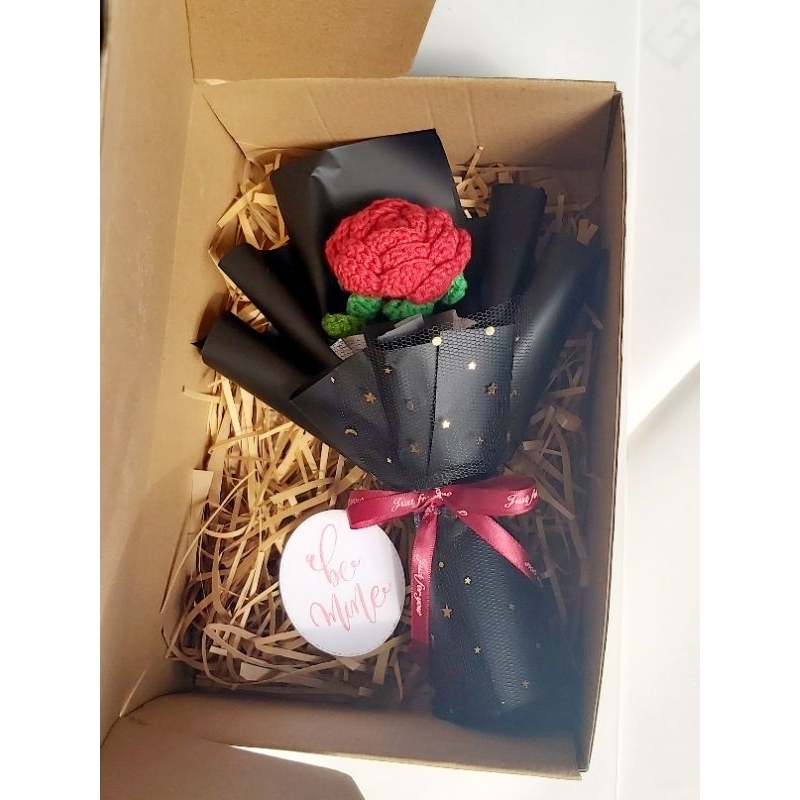 Bó hoa len hoa hồng + hộp quà hàng sẵn tại TPHCM