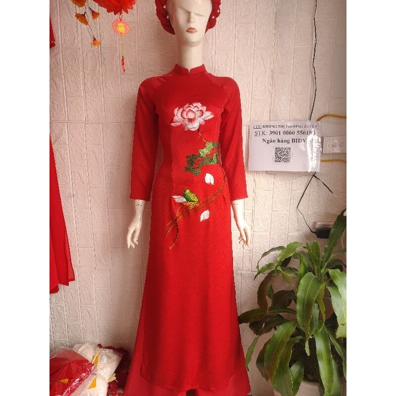 Áo dài đỏ thêu sen cổ truyền thống