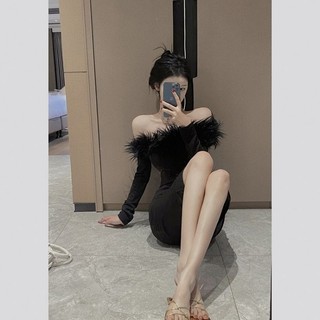 Đầm body trễ vai đính lông