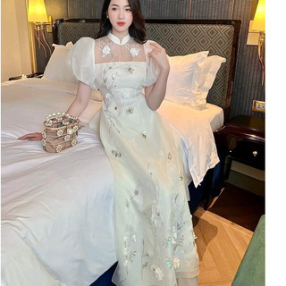 Áo dài cách tân truyền thống thêu hoa màu trắng. Áo dài 4 tà