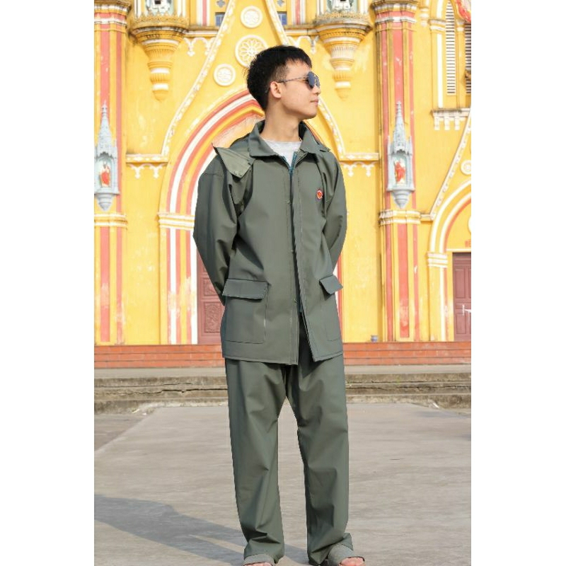 Bộ áo mưa nặng 1.55kg casu polyme ép nhiệt đúc xanh rêu đảm bảo không bao giờ bị ngâm nước vào trong FREESIZE