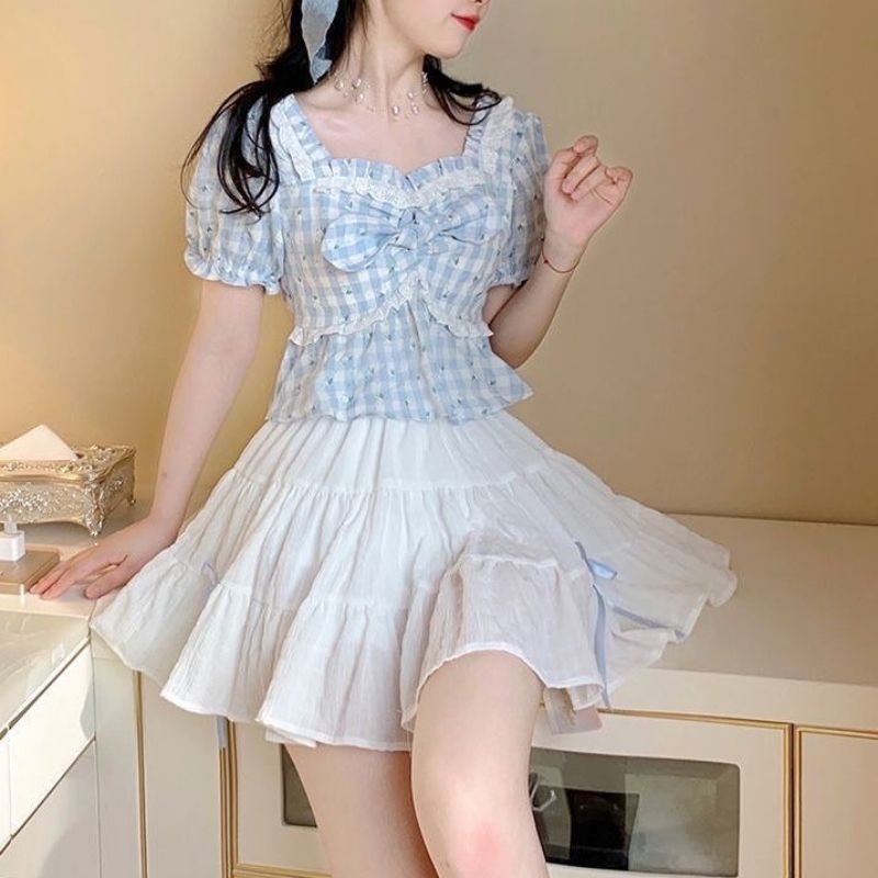 Áo croptop kiểu kẻ caro xanh và quần đùi trắng đính nơ điệu đà