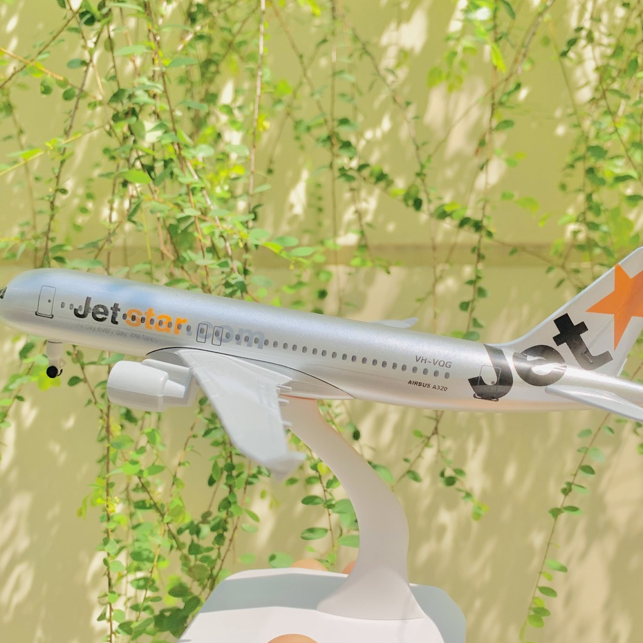 Mô Hình Máy Bay 20cm Jetstar Airbus A320 Kim Loại Cao Cấp Có Bánh Xe Di Chuyển Kèm Chân Đế