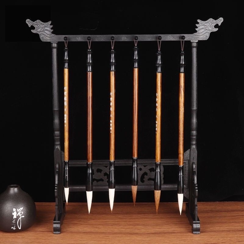 Giá treo bút lông 12 móc treo, giúp bảo quản bút lông tốt.