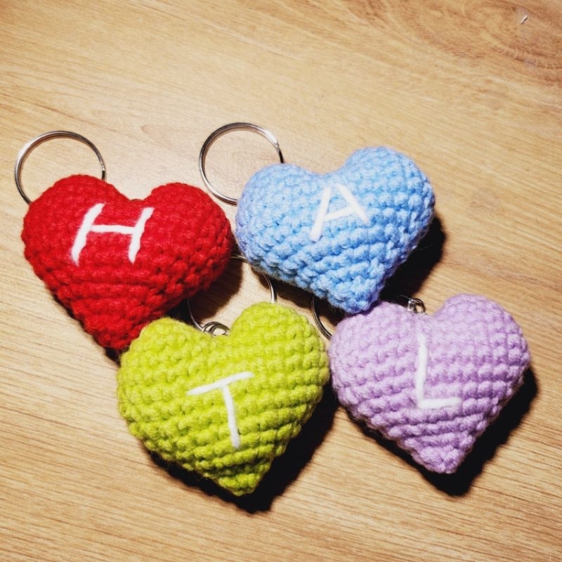 Móc khóa trái tim móc len có thêu chữ theo yêu cầu - Amigurumi heart ❤🧡💛💚💙💜