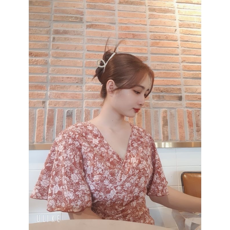 Váy hoa màu , cổ tim , tay áo cánh dơi , váy dài ngang gối