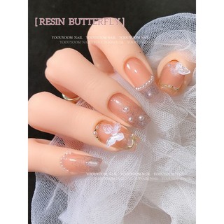 charm bươm trong trang trí móng tay mới