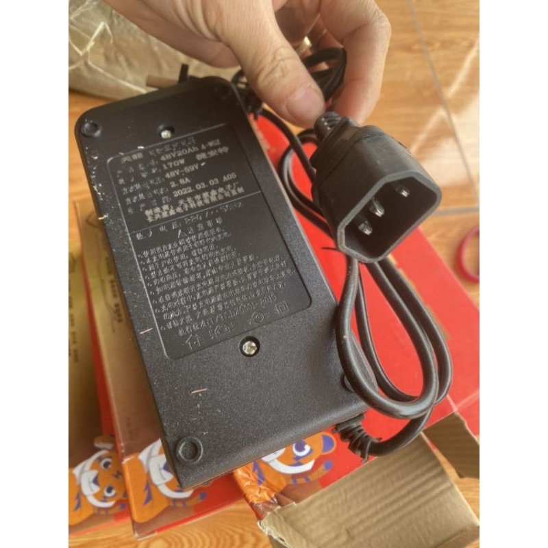 sạc xe điện 48v 20A chân chụp