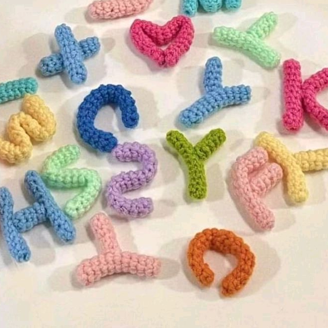 Móc khóa len chữ cái và số