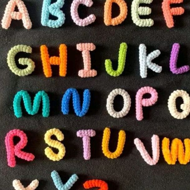 Móc khóa len chữ cái và số